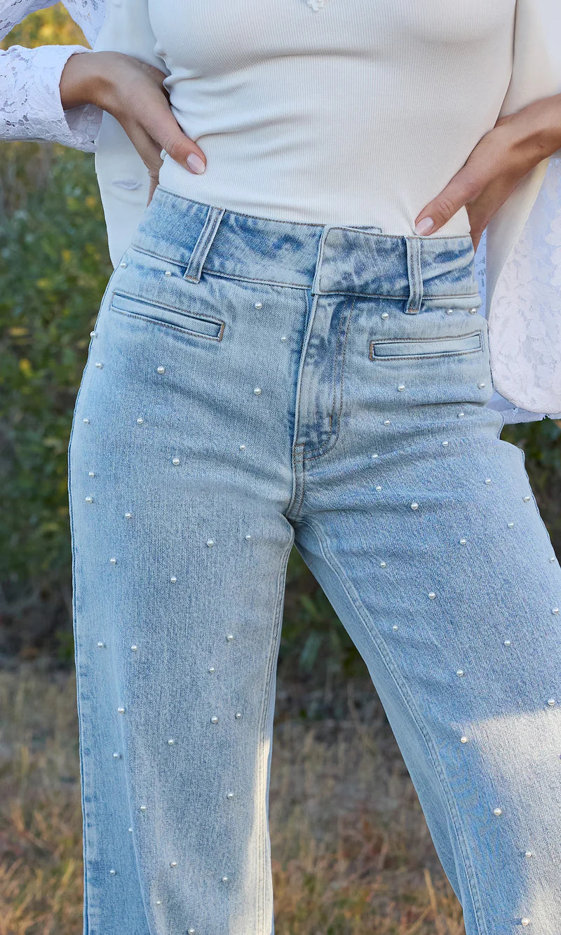 Pearl-Embellished Wide-Leg Jeans 👖💎